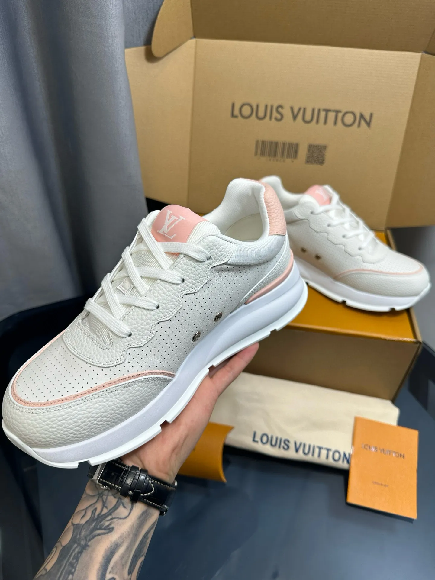 Factory price: 700💰🌈LV | Louis Vuitton 2025𝐬𝐬 🧡💚2025 spring and summer new style top version‼ ️The original version is the same. The counter focuses on the latest casual shoes and new hard goods🆕 ❥Purchasing agent level! Full of high-end feel! A popular model among bloggers at home and abroad, it’s retro and fashionable, and looks stunning on your feet! Wear a lot of happiness! The official website's main recommendation★ ━━━━━ ЅᏇєєt ━━━━━ ▪️Upper: Original custom-made imported calfskin fabric ▪️Inner: breathable gauze imported from Italy ▪️Outsole: rubber foam ➕t men's men's shoes 💰u high-end outsole ▪️Color: nine colors available ▪️Shoe size: 35-44, (45, 46 customized)